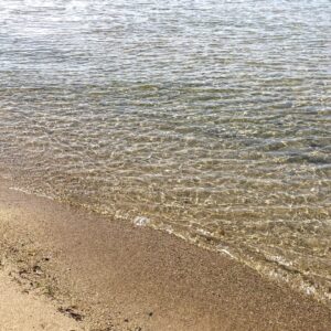 多賀の浜海水浴場の透明な海水