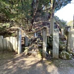 岩上神社 - 神籬石（ひもろぎいし）への階段